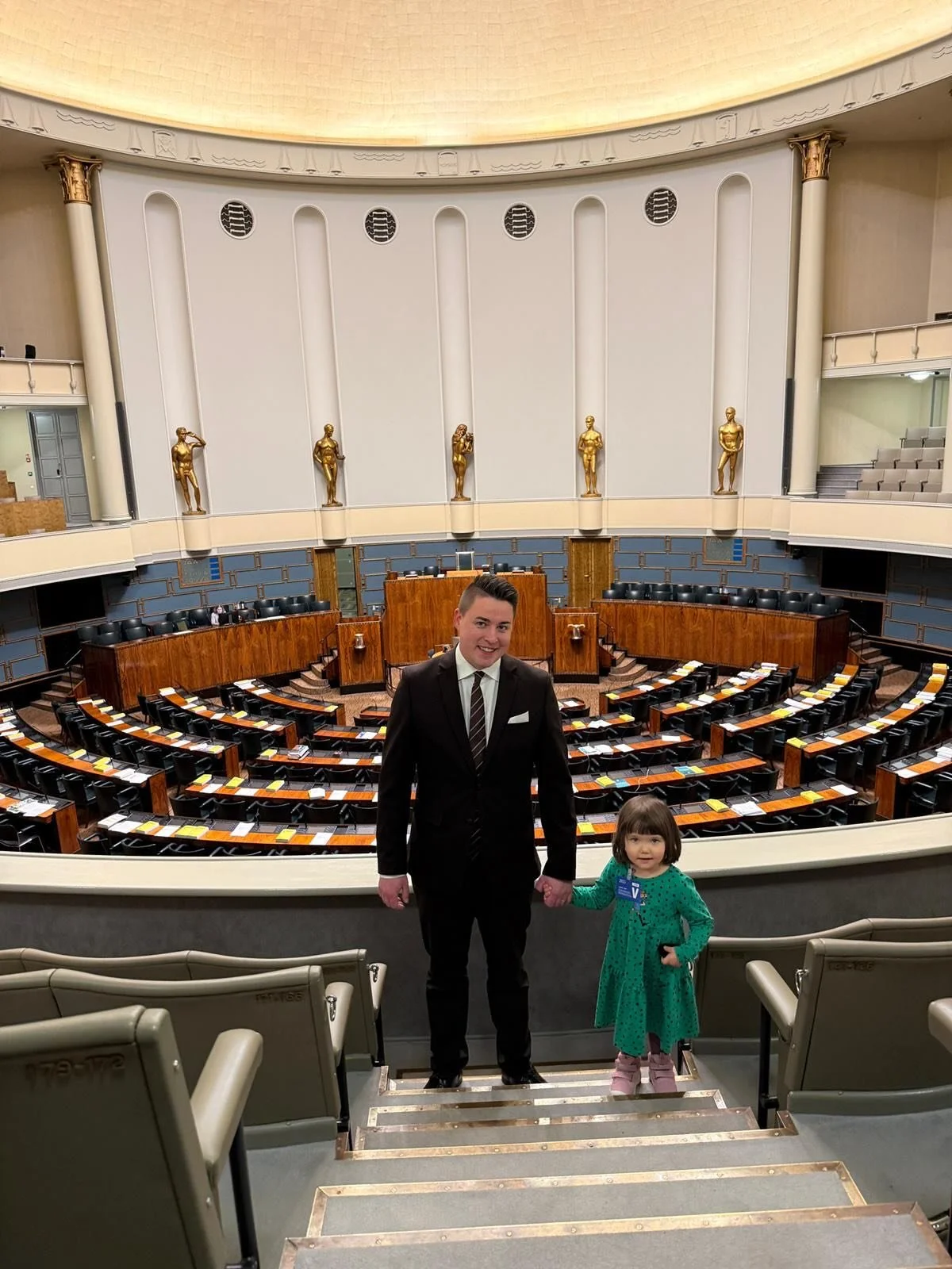 D&aring; guddottern med f&ouml;r&auml;ldar och morf&ouml;r&auml;ldrar vill h&auml;lsa p&aring; &ouml;ppnar man d&ouml;rren och st&auml;ller upp 🥰 
Tack f&ouml;r bes&ouml;ket @annanylu @matadorin med familj 🙏