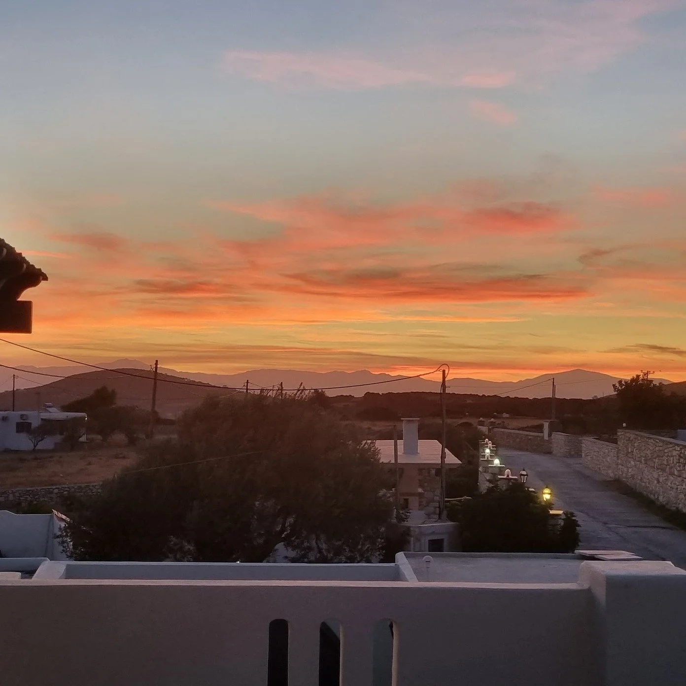 In the peaceful area of Protoria, just minutes from the cosmopolitan village of Naoussa, lies this beautifully renovated two-level residence which offers 150 sqm of living space on a 195 sqm plot with breathtaking sea views over the Gulf of Naoussa. 