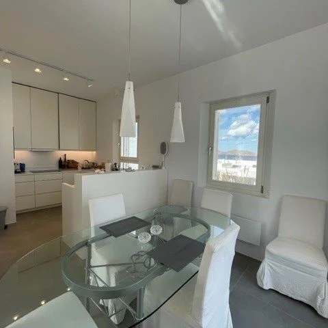 This newly built two-level house in the charming settlement of Naoussa offers the perfect blend of comfort and convenience, just a short walk from both the town center and the beach. Boasting 130 sqm of living space on a 194 sqm plot, the property fe