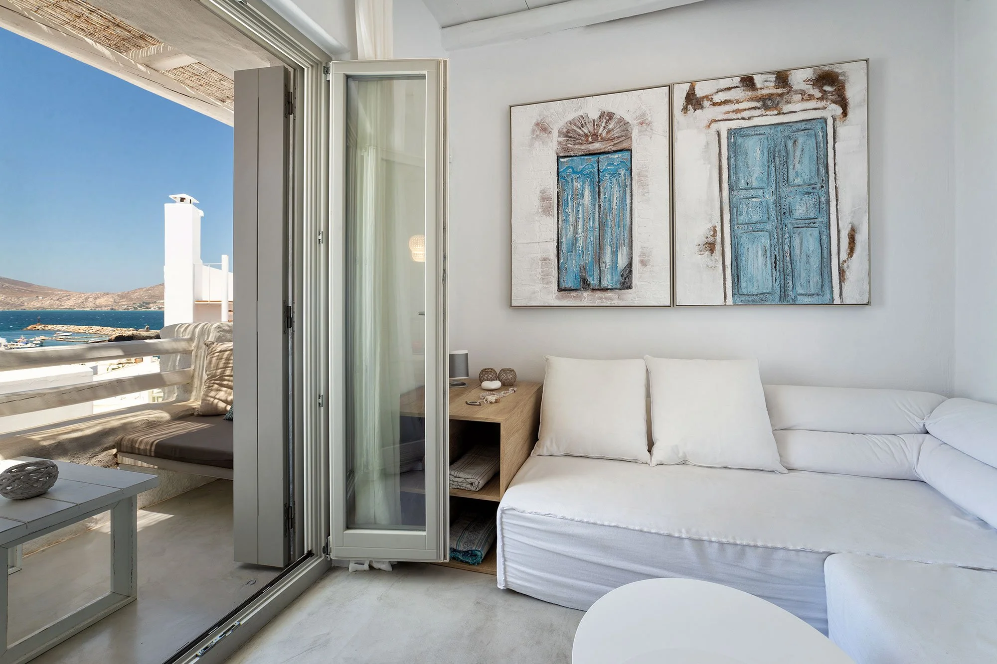 Nestled in a charming complex of just three homes in the heart of Naoussa, this delightful 90 sq.m house offers the perfect blend of comfort, style, and breathtaking views. Ideally located within walking distance to the vibrant town center, all the s