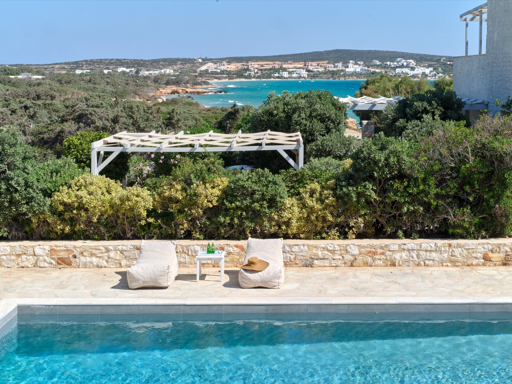Luxury meets Cycladic charm in this fully renovated 2024 villa, just steps from the turquoise waters of Filizi. Set on an 800 sq.m plot with 350 sq.m of sophisticated living space, the villa features a spacious ground-floor living room, a master ensu