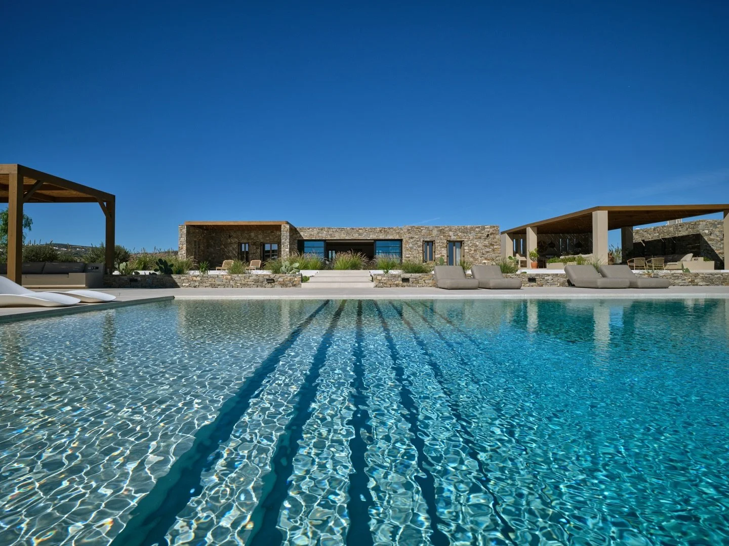 Warning: you may never want to leave. 😉💙
Villa Azura is summer, perfected