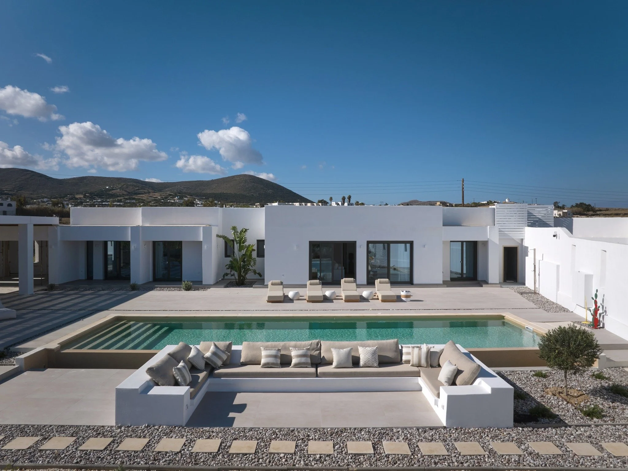 This brand-new 200 sq.m. contemporary luxury villa is located in the prestigious Kolymbithres area of Paros, just a five-minute drive from the vibrant center of Naousa. Showcasing refined Cycladic architecture and high-end finishes throughout, the pr
