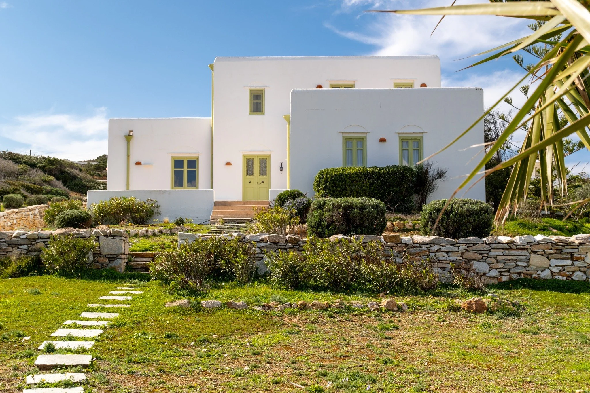 Located in the beautiful area of Santa Maria, just a short walk from the beach and offering lovely sea views, this three-level residence presents a wonderful opportunity to create your ideal island home. Built in 2003 and set on a generous 4,176 m&su