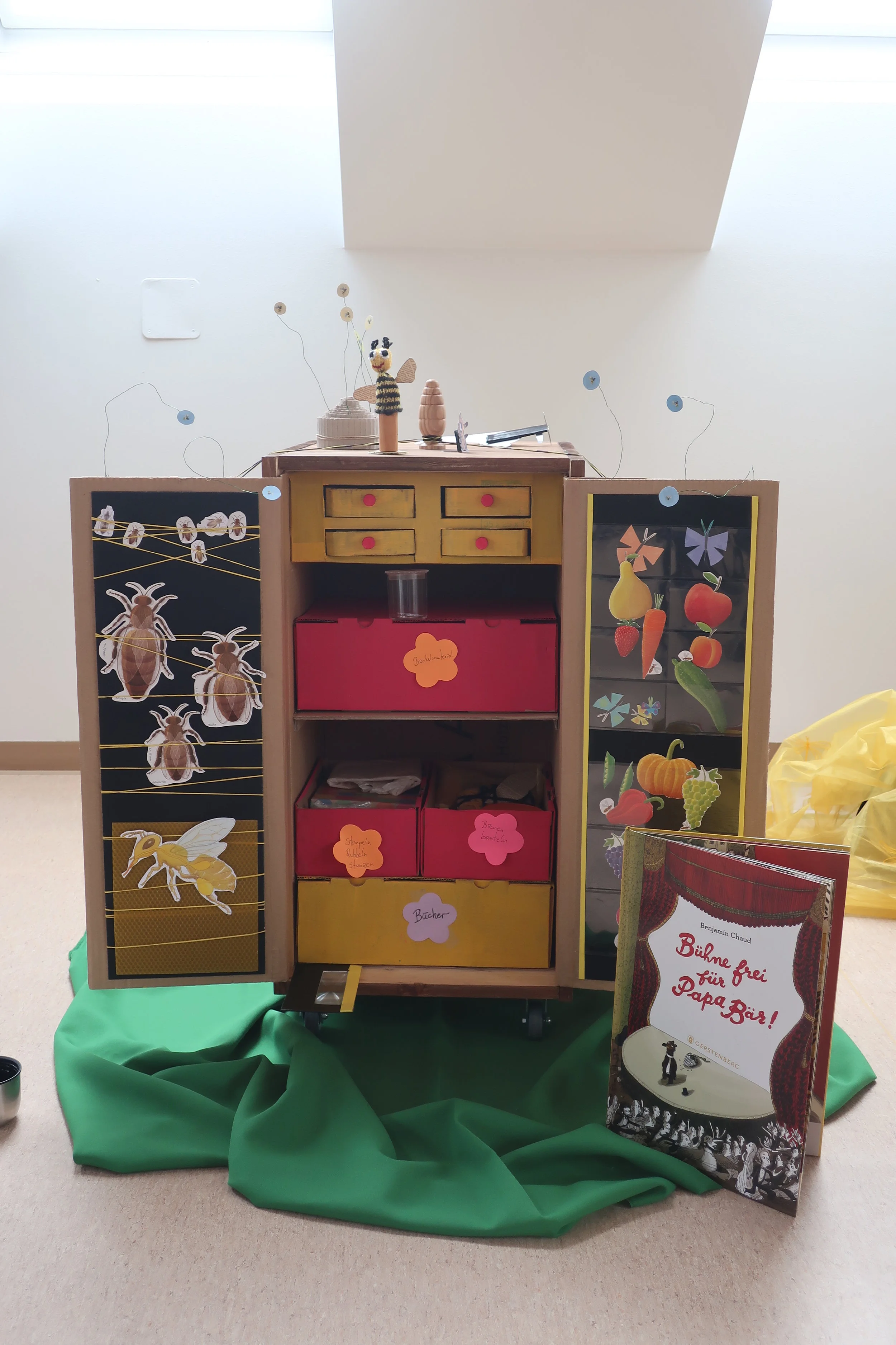 Bienen basteln, zeichnen, malen, stanzen, rubbeln, Heilsalbe herstellen, Bienenquiz, Spiele und viele Bücher