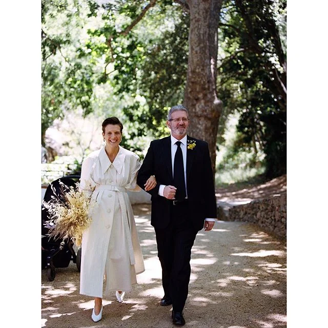 A sunburnt bouquet for beautiful @carolmontpart picked from the side of the motorway in La Selva de Mar with help from the bride ✂️ 🌾
📷 @stellaberkofsky
