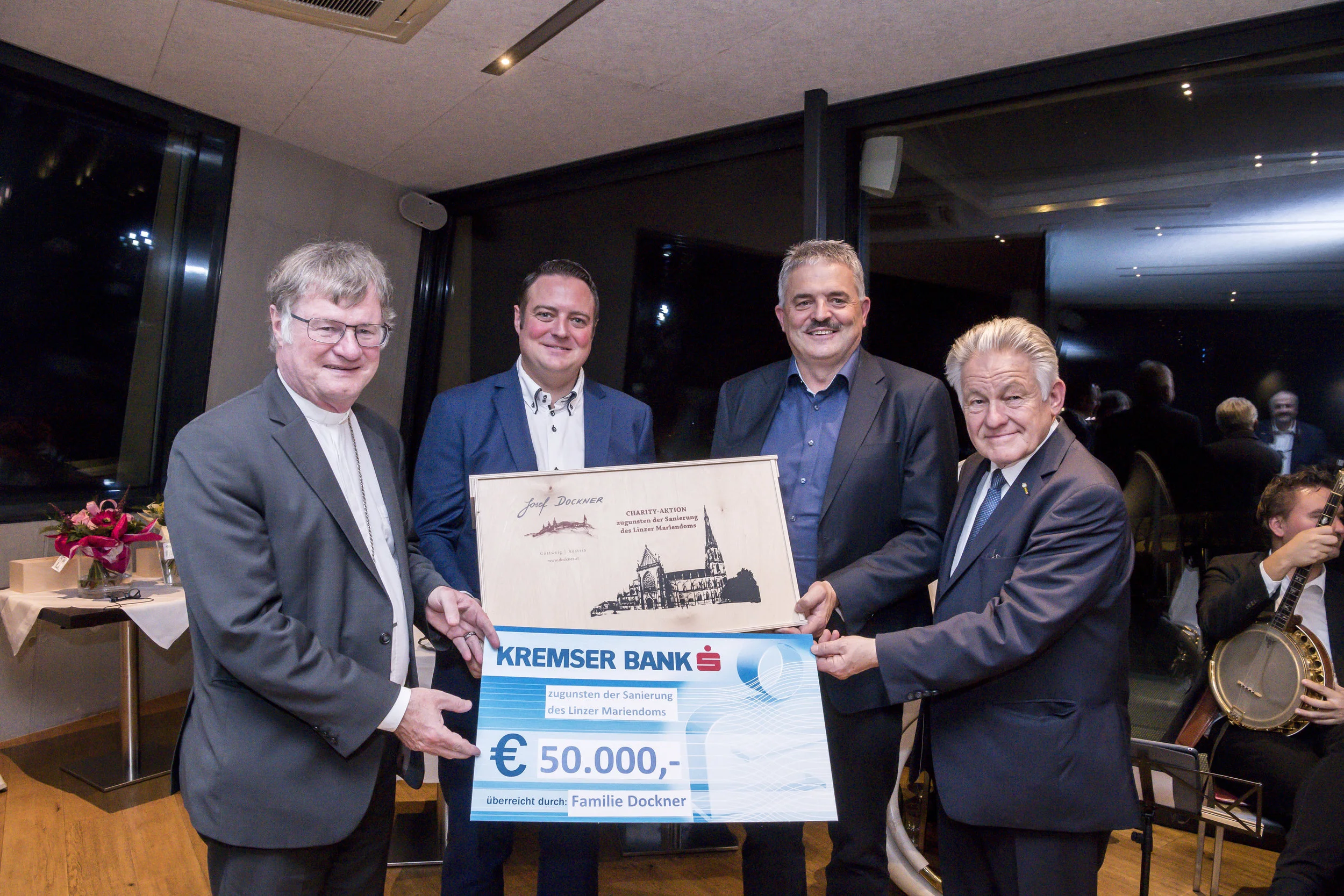 Bischof Dr. Manfred Scheuer, Josef Dockner, Sepp Dockner und Josef Pühringer bei der Scheckübergabe!