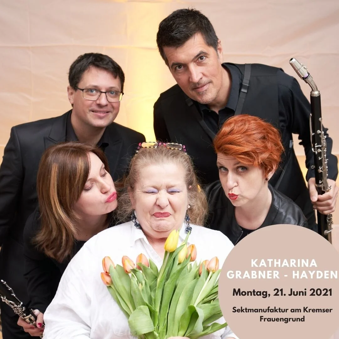 Humorvolles Lesekabarett von und mit Katharina Grabner-Hayden