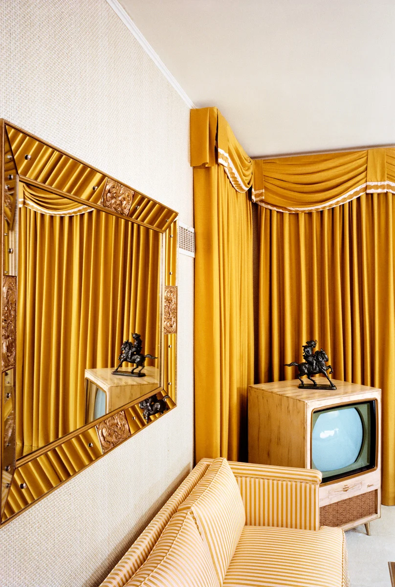 1276-05X EGL G7P GRACELAND.JPG