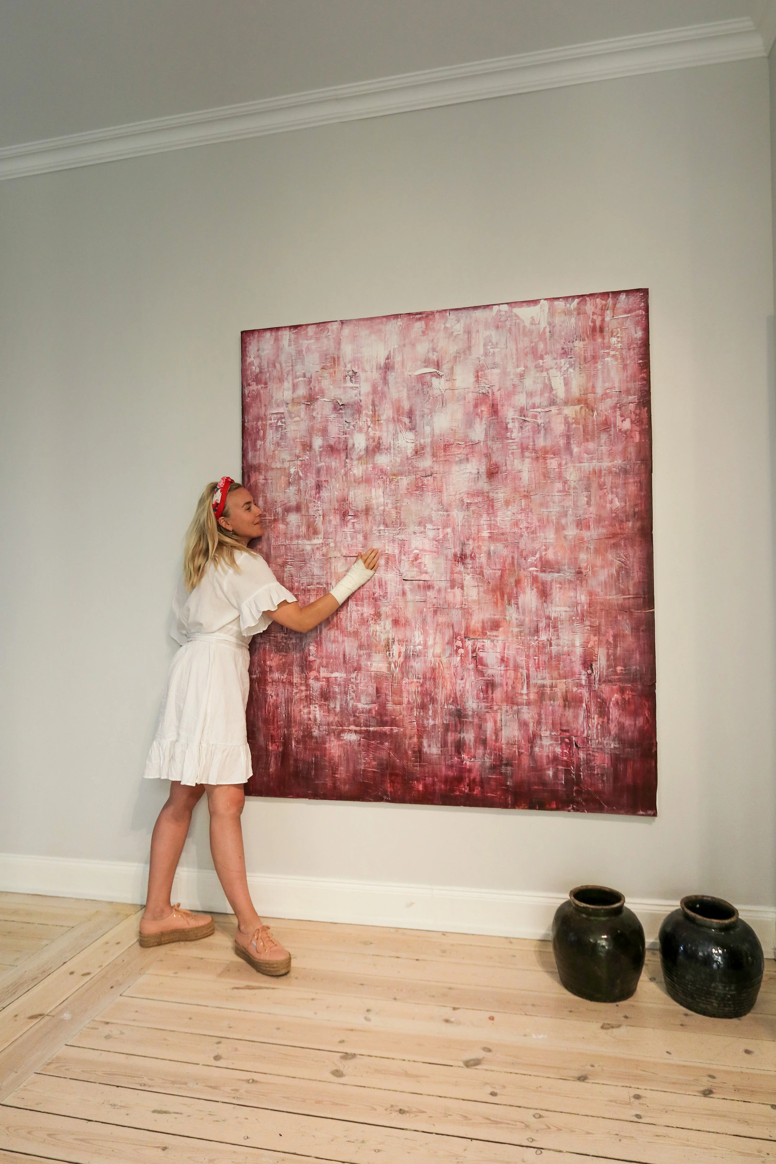 ME IN FRONT OF A PINK LOVE 180 X 150 CM