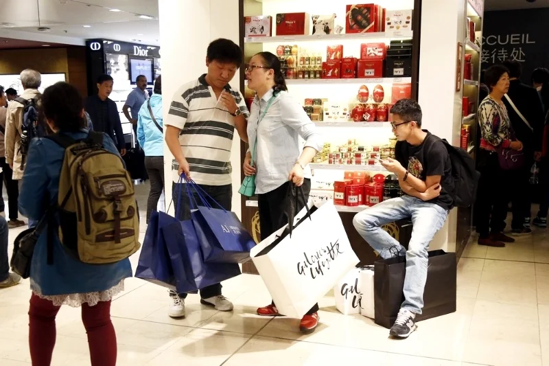 Reuters-ChineseTouristsinParis.jpg
