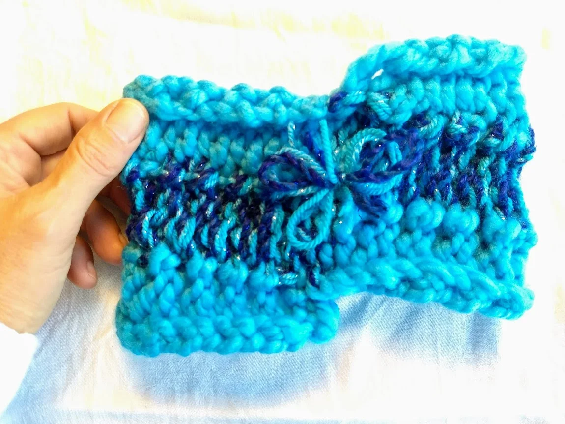 Become a finga ninja with artist Samia Tossio and craft some lovely fluffy finger-knitted gifts for your friends and family! Choose from hair-ties, rings, infinity scarves, and for those who like a challenge, neck-warmers!