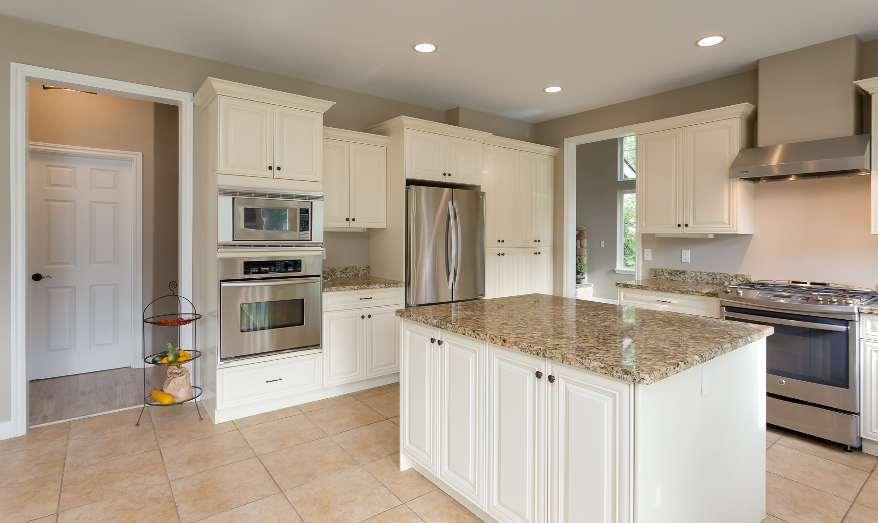006 - 3374 Robertson Rd.jpg