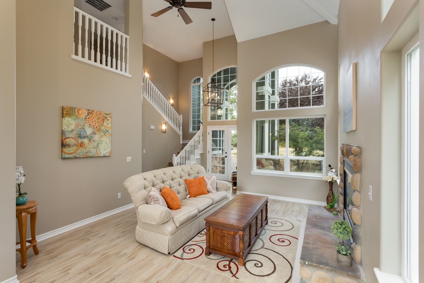 013 - 3374 Robertson Rd.jpg