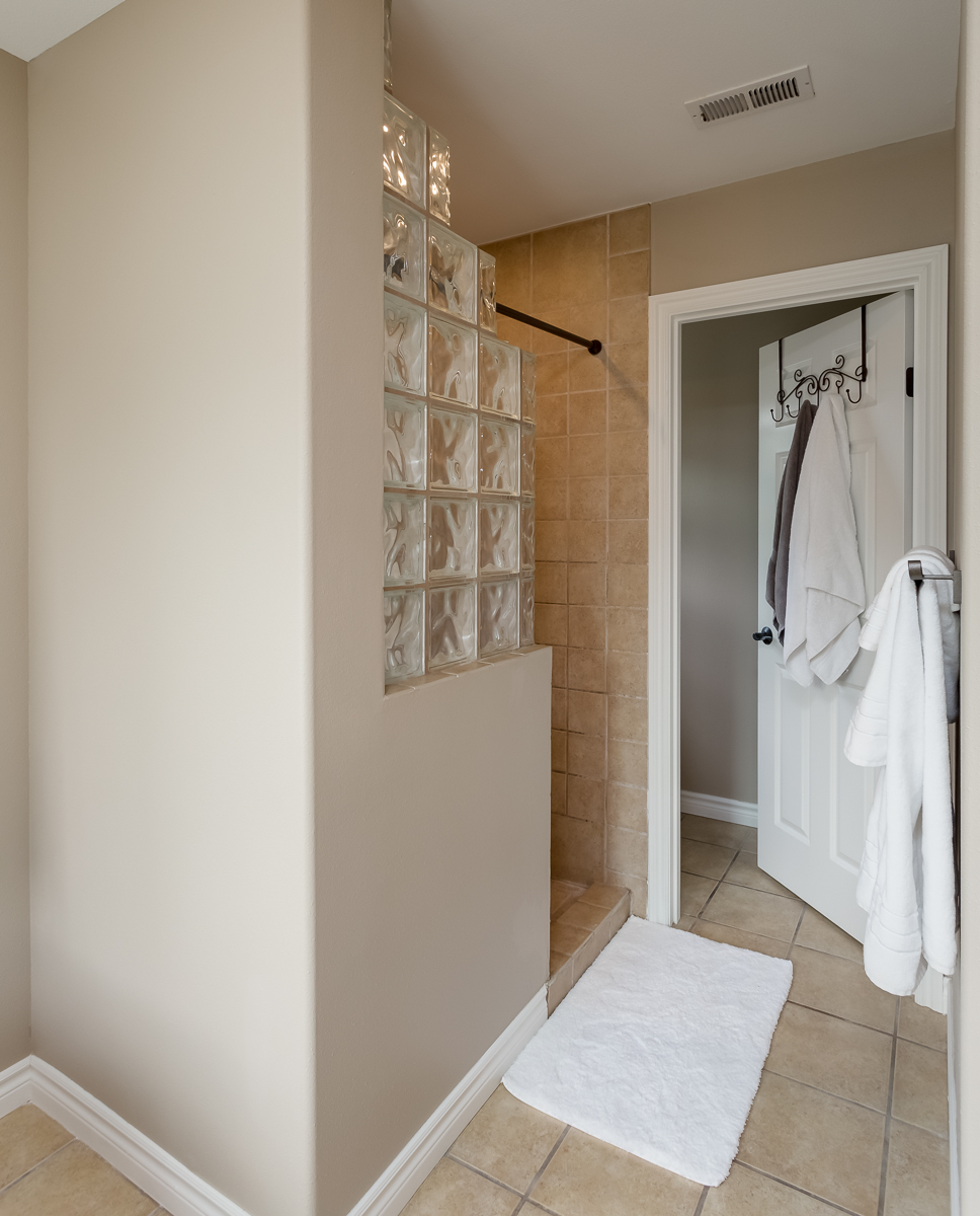 019 - 3374 Robertson Rd.jpg