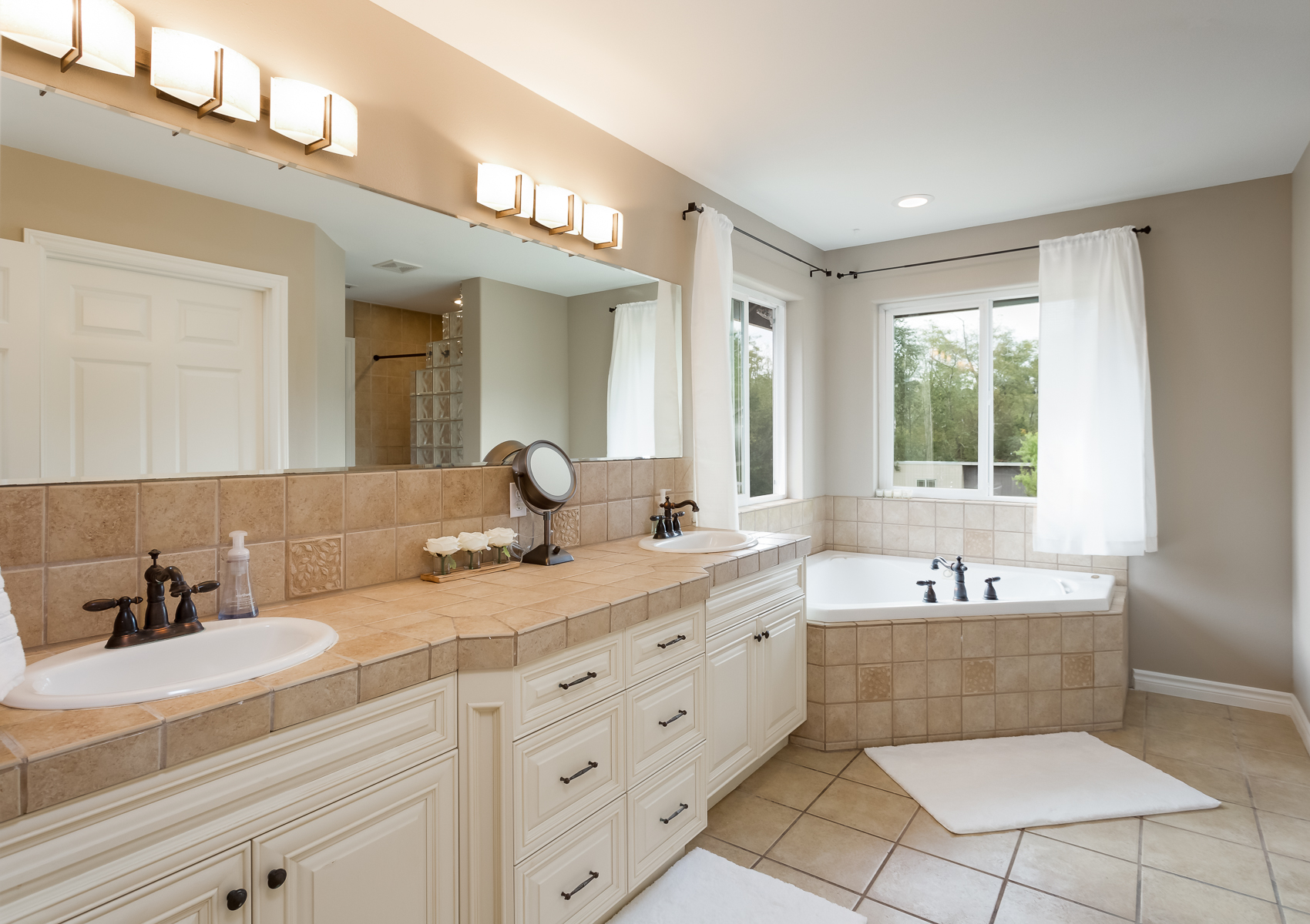018 - 3374 Robertson Rd.jpg