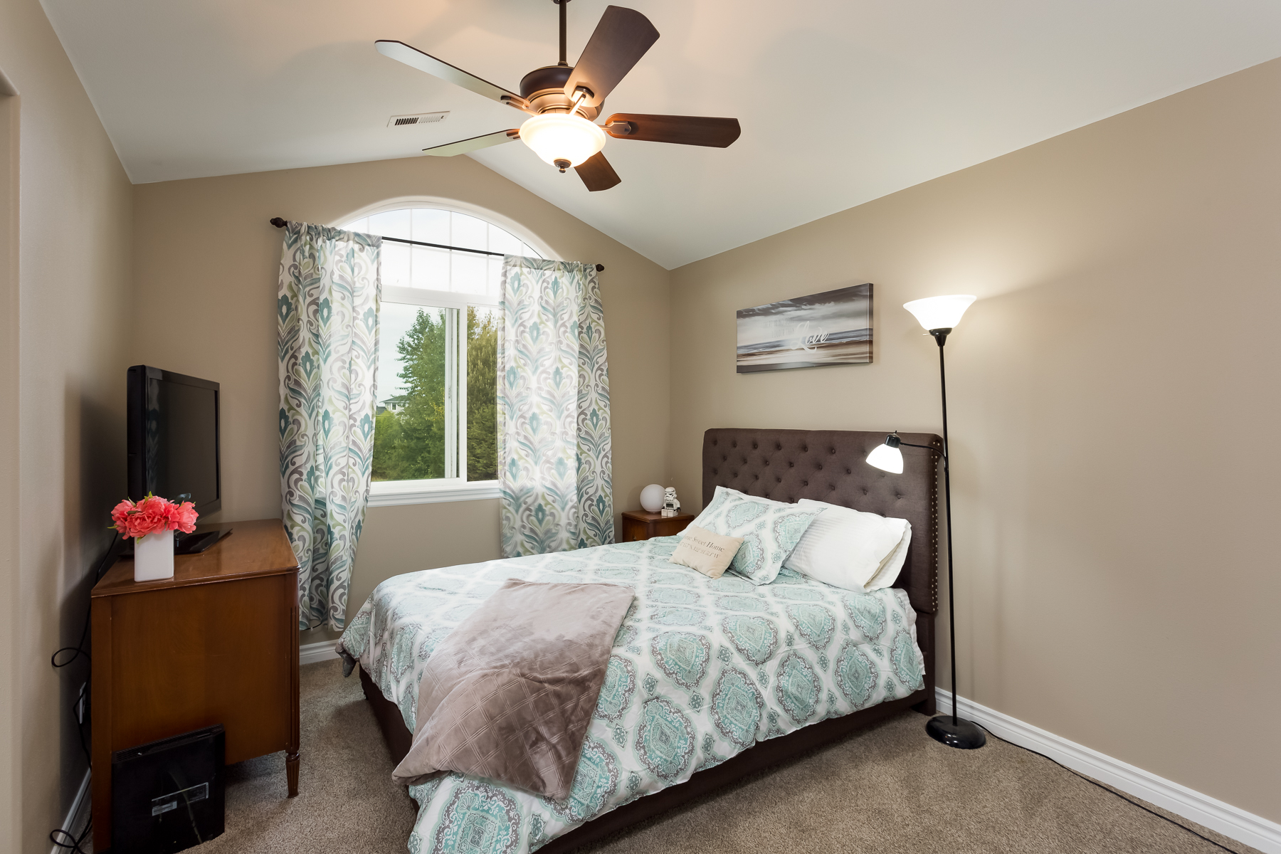 024 - 3374 Robertson Rd.jpg