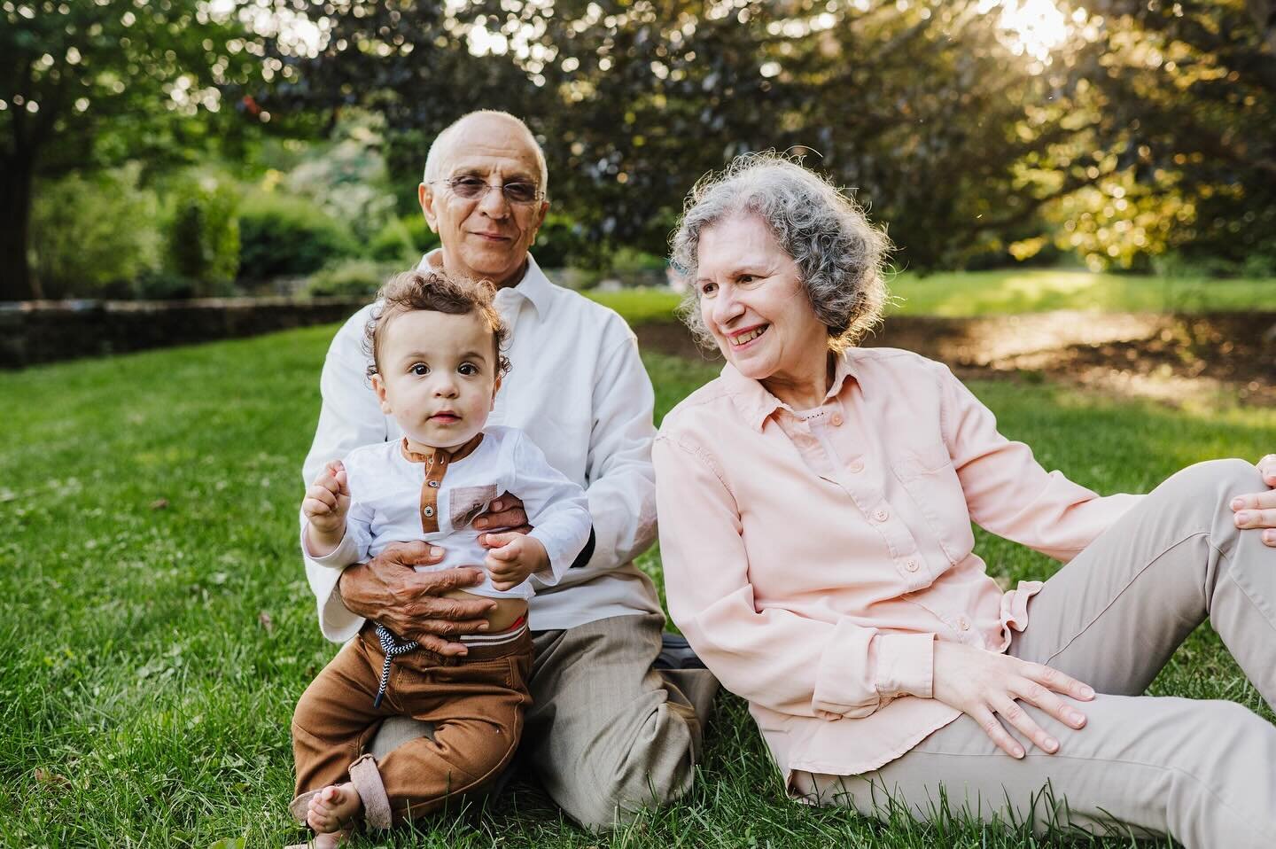The best part of extended family sessions is definitely grandparents. 💖

#perrivanderclockphoto #bostonphotographer #bostonfamilyphotographer #familyphotographer #jpphotographer #jamaicaplain #arnoldarboretum #unblemishedpresets #soulmatepresets #sm