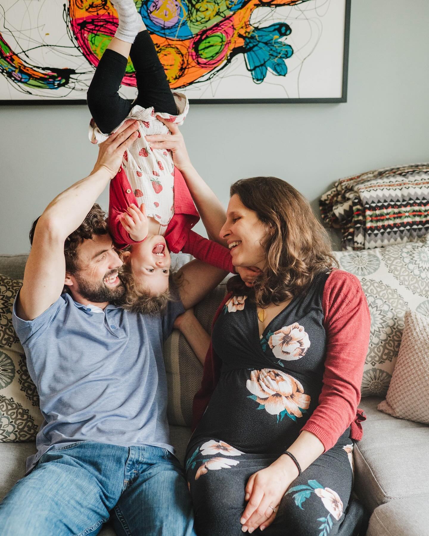 How to get your toddler to participate in your photo session: ⬆️

#perrivanderclockphoto #bostonphotographer #bostonfamilyphotographer #familyphotographer #smalpresets #unblemishedpresets #soulmatepresets