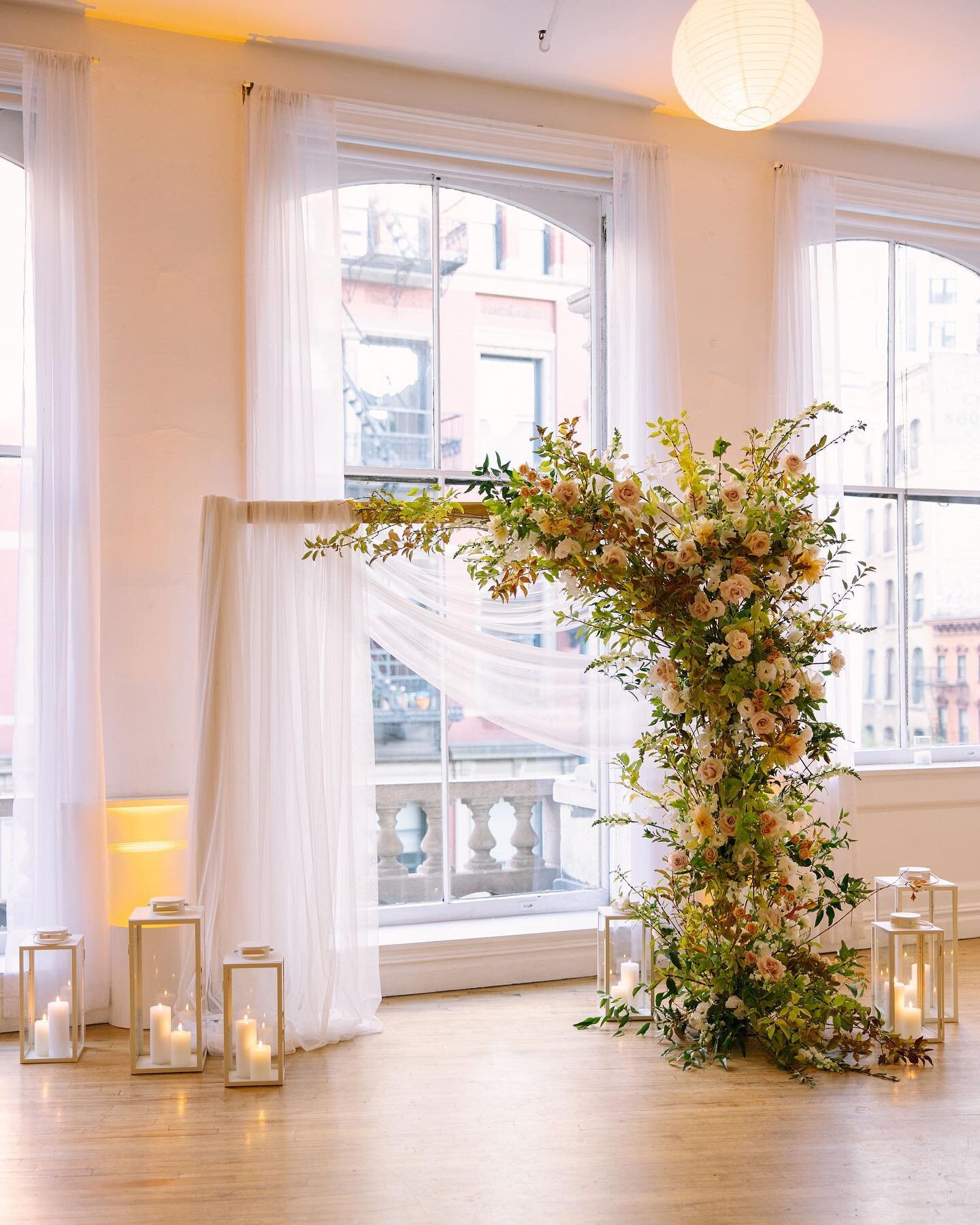 Romantic and feminine wedding arch with a neutral fall color palette 🌿

Photo @taybrauerphoto 

#flower #flowers #flowerarch #weddingarch #weddingflowers #weddingflorals #nycwedding #nycflorist #ceremony #wedding #oneflowerbyl #flowerstagram #thekno