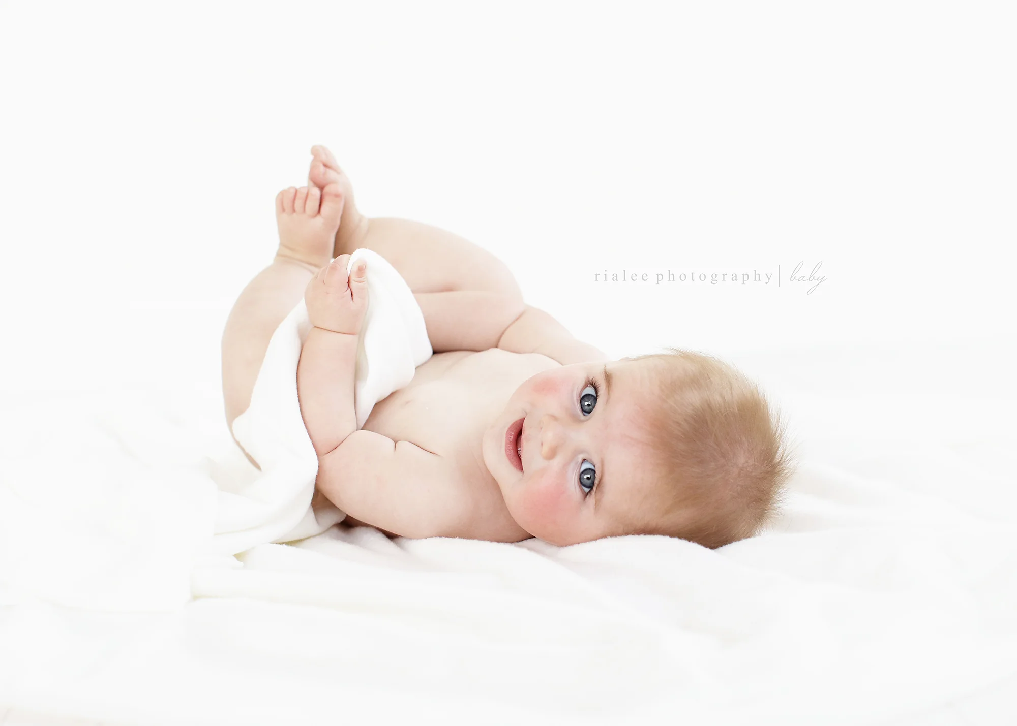 modernwhitebabyphotosfargo.jpg