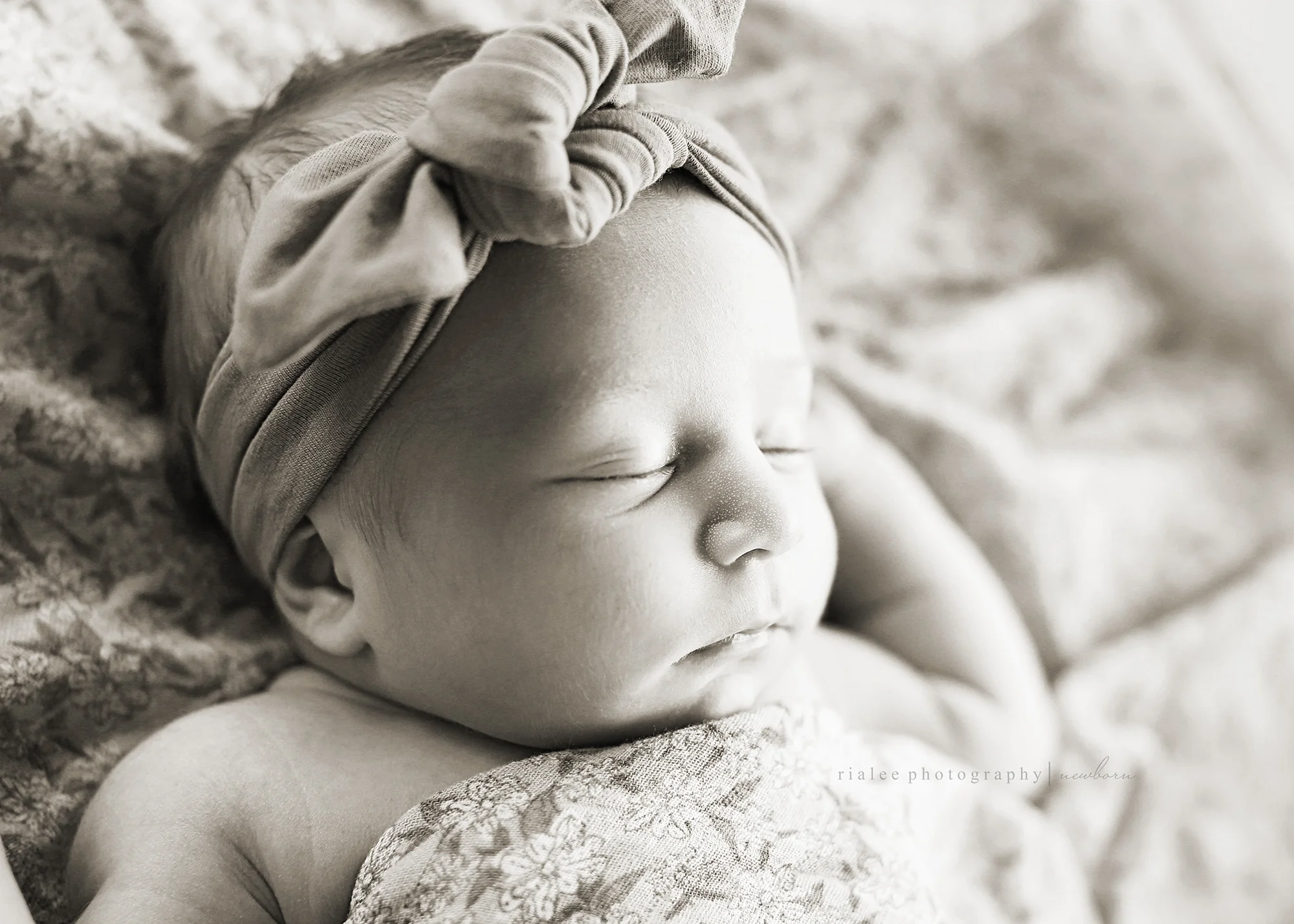 simplenewbornphotographerfargond.jpg