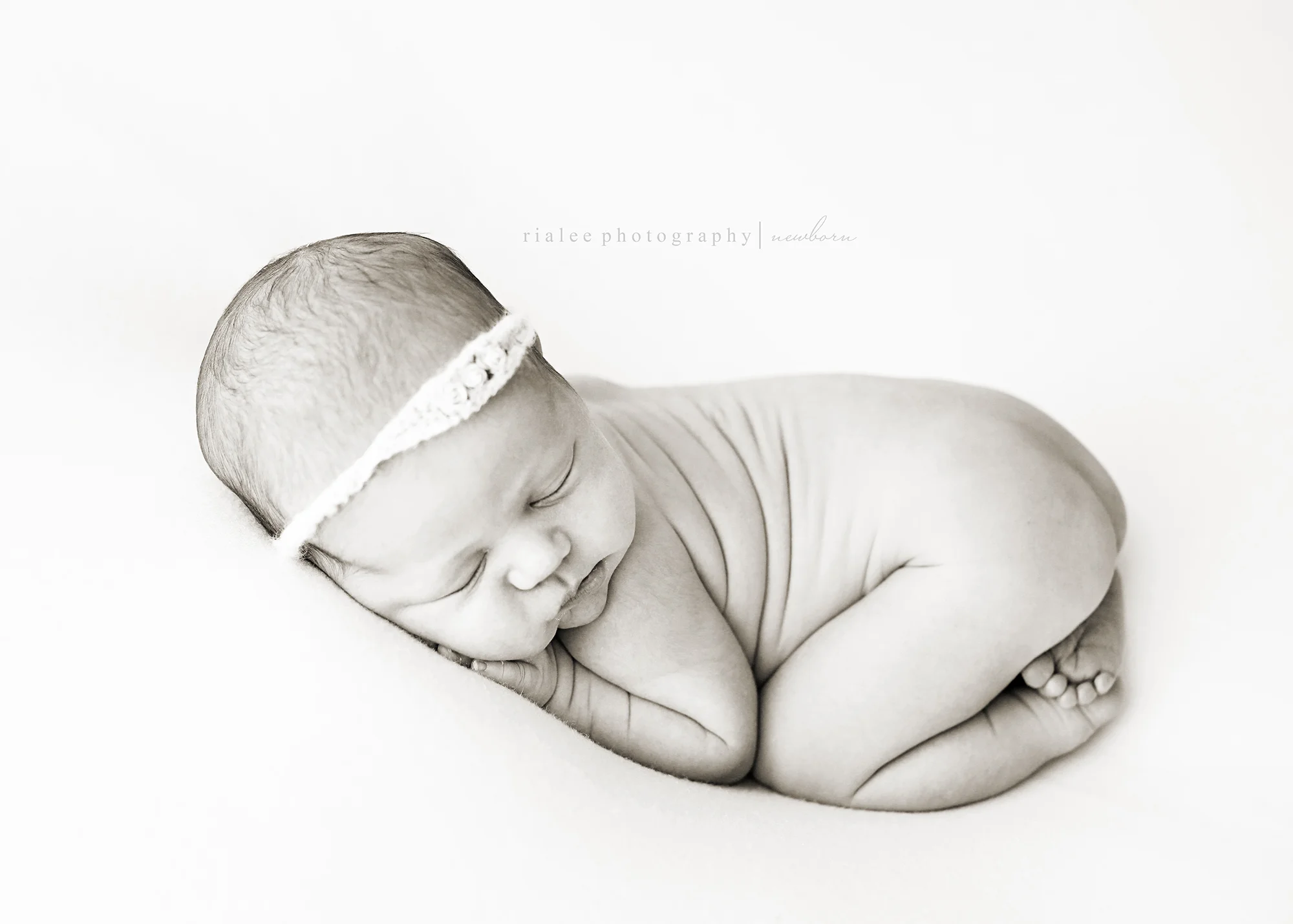 modernnewbornphotographers.jpg