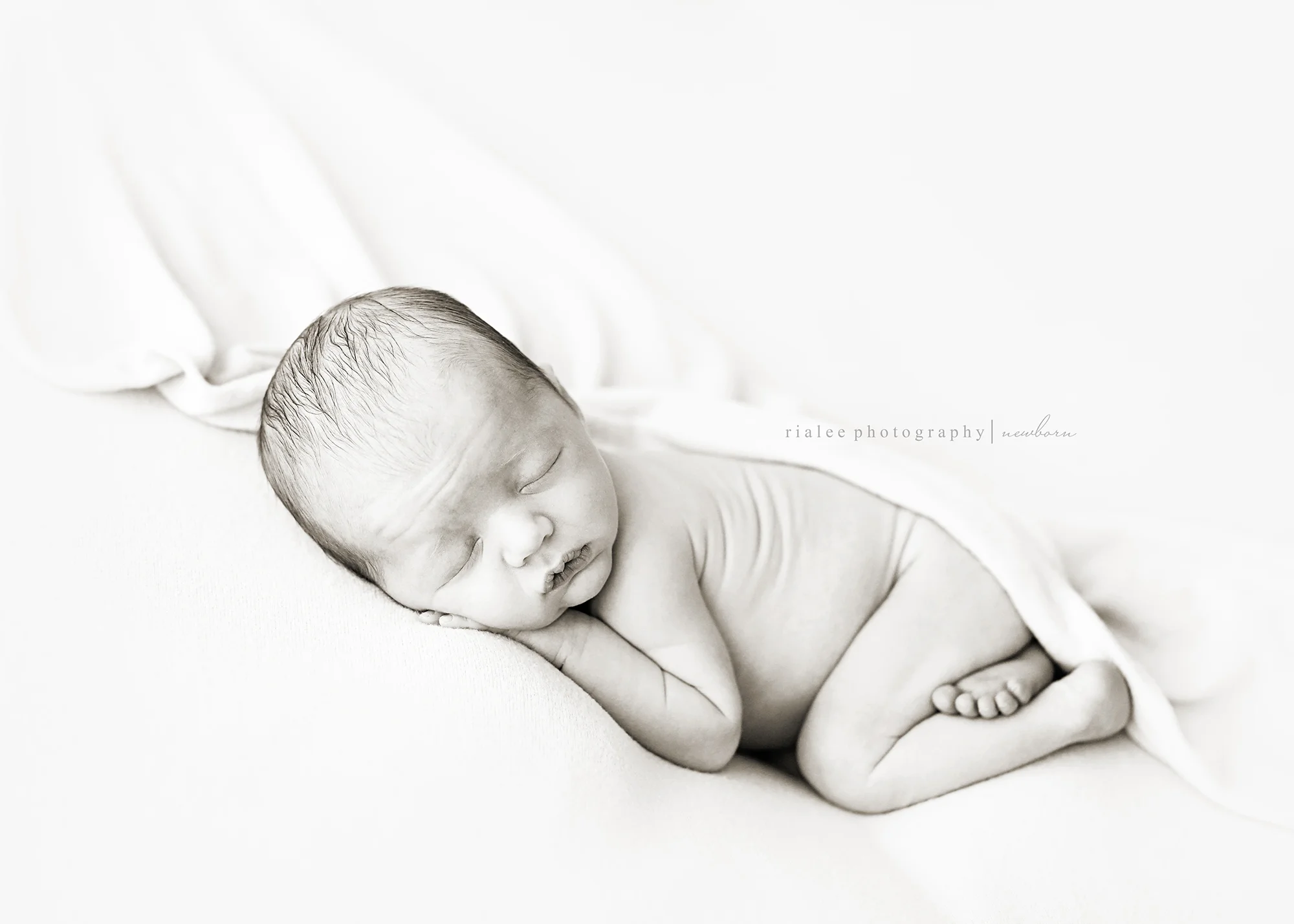 simplenewbornphotographersfargo.jpg