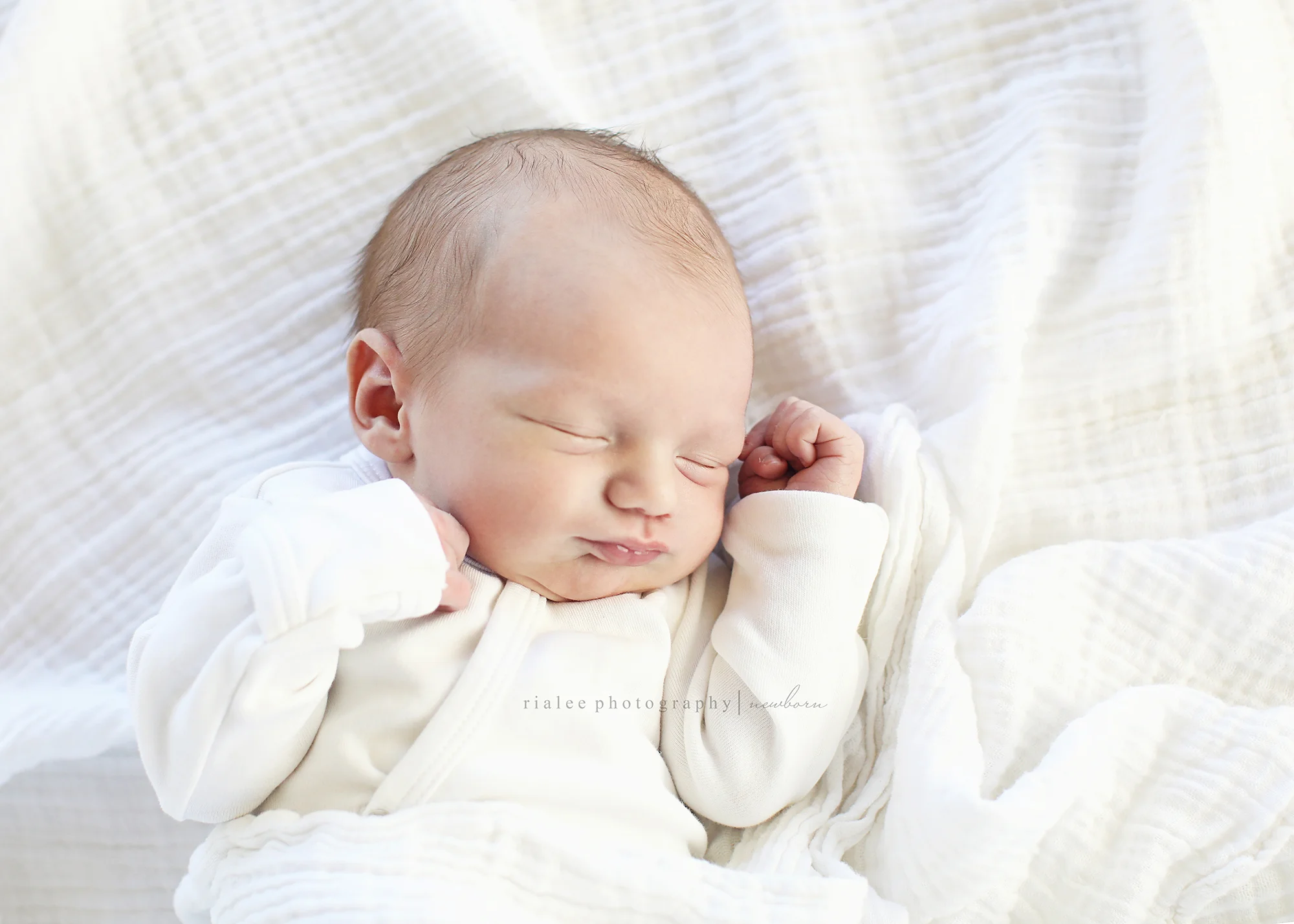 allwhitenewbornphotosfargond.jpg
