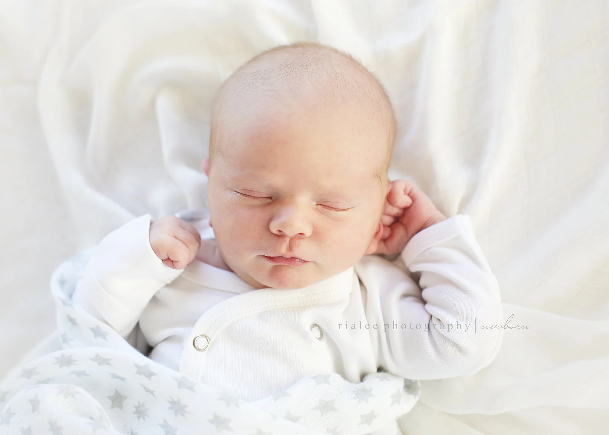 minimalisticnewbornphotos.jpg