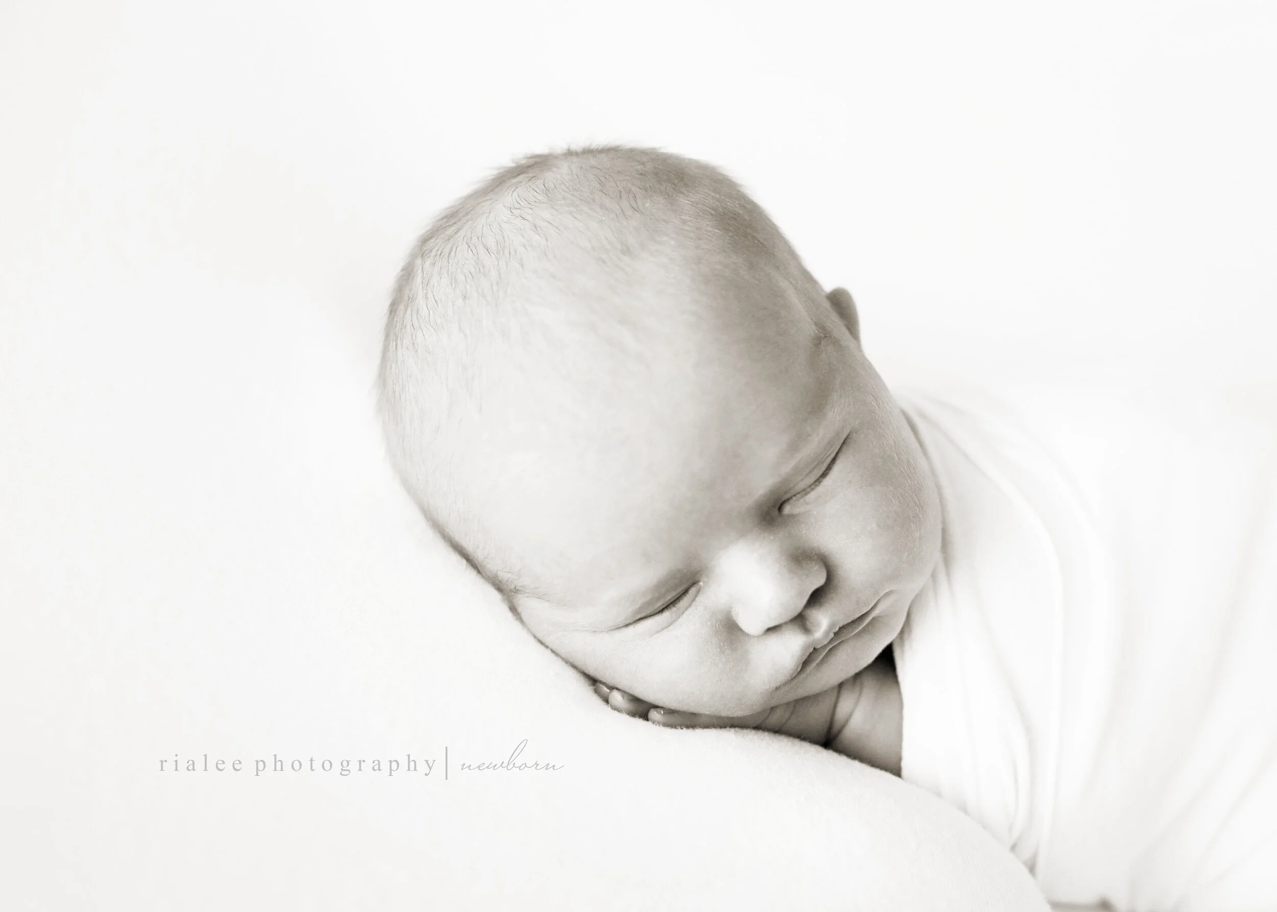 newbornphotographerfargond.jpg