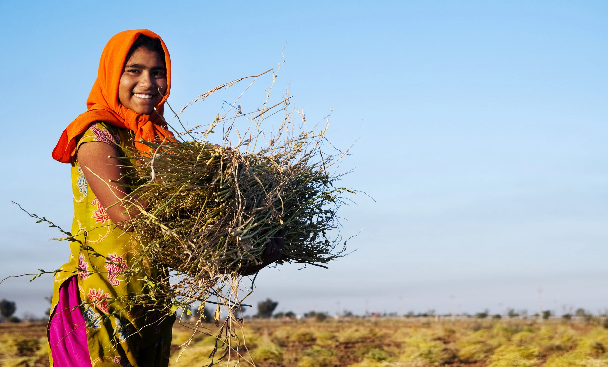 indian-girl-working-on-the-farm-PUFMYY7.jpg