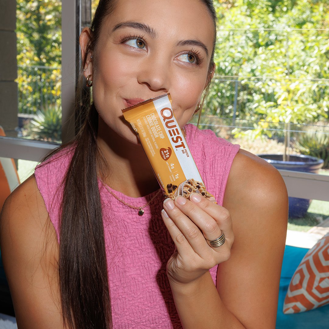 15175_QN_USA_Photo_Lifestyle_CCCD_Brynne Erskine_1080x1080_240910_IF_SimplyGoodFoods_QuestChocolateChipCookieDoughProteinBar_BrynneErskine_2342-Enhanced-NR.jpg