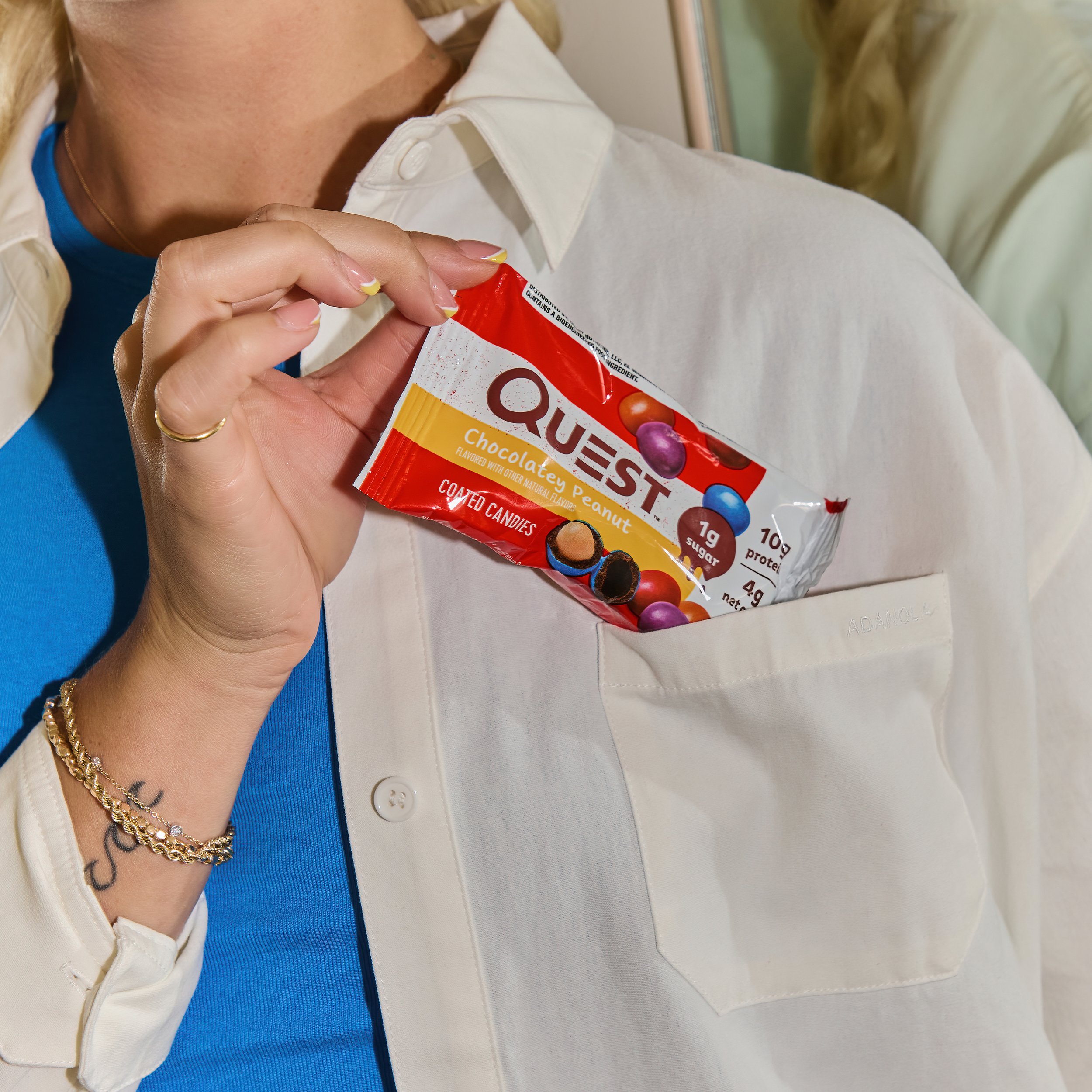 QN_USA_Life Style_ Coated Candies_Chocolatey Peanut_SOPHIE_1x1_2185.jpg