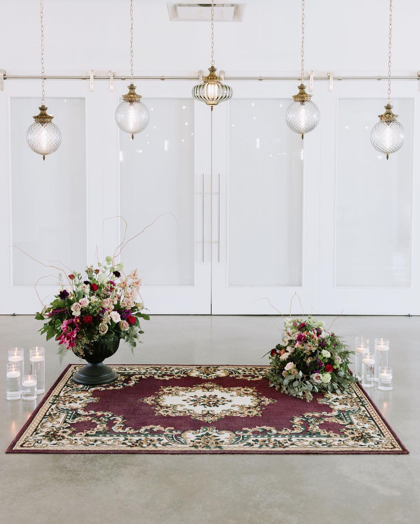 𝐅 𝐋 𝐎 𝐀 𝐓 𝐈 𝐍 𝐆  𝐀 𝐑 𝐂 𝐇 𝐖 𝐀 𝐘 𝐒 |
An ongoing love story featuring our Smoke Collection. 
What we love most about these lighting packages is that they are SO versatile! Create a breathtaking aisle or alter, and then flip it into your 