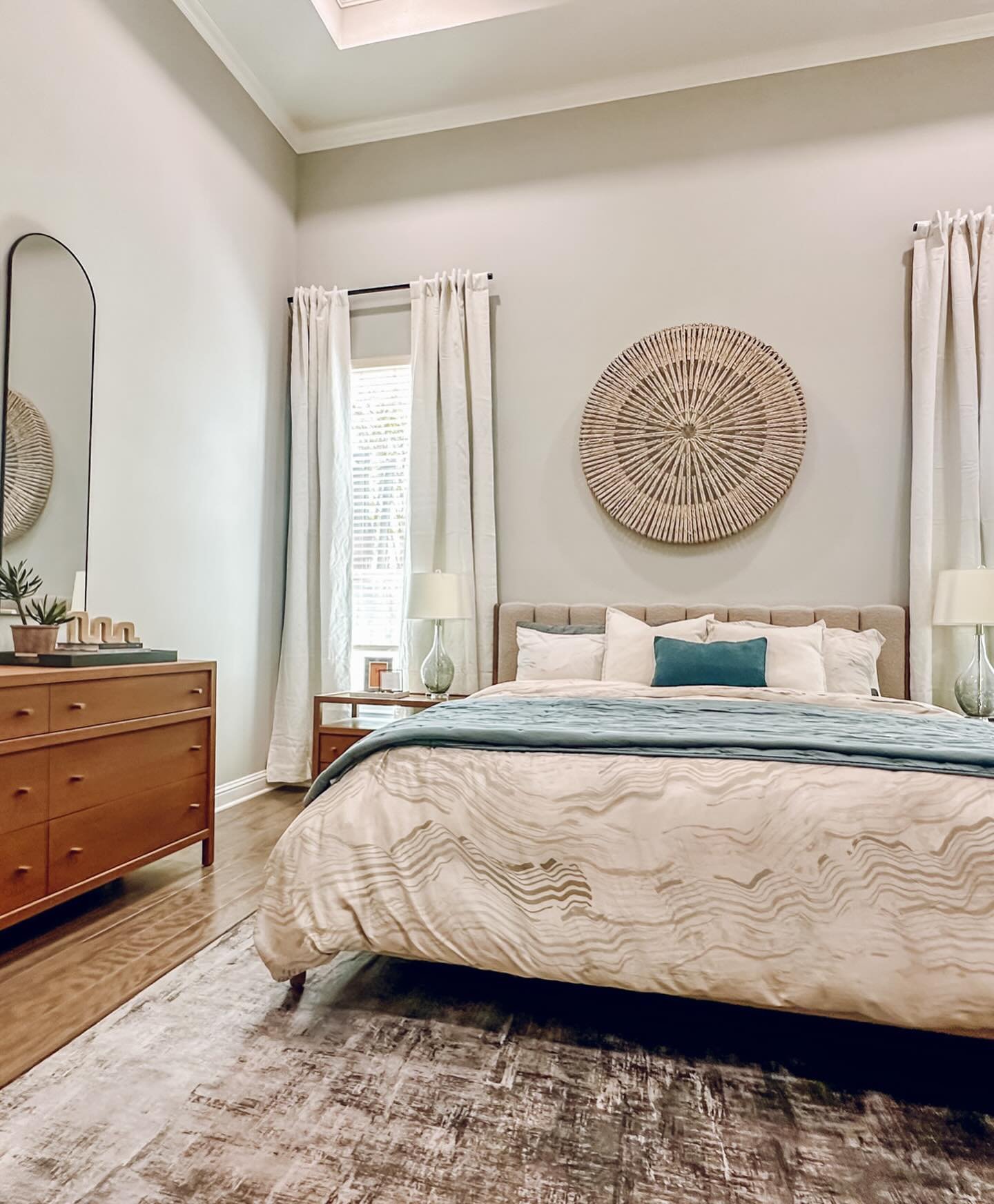 Your bedroom should be a place of retreat and refuge, so why is it usually one of the last spaces we decorate? 
.
Not anymore! Check out this relaxing transformation. So serene and calming.