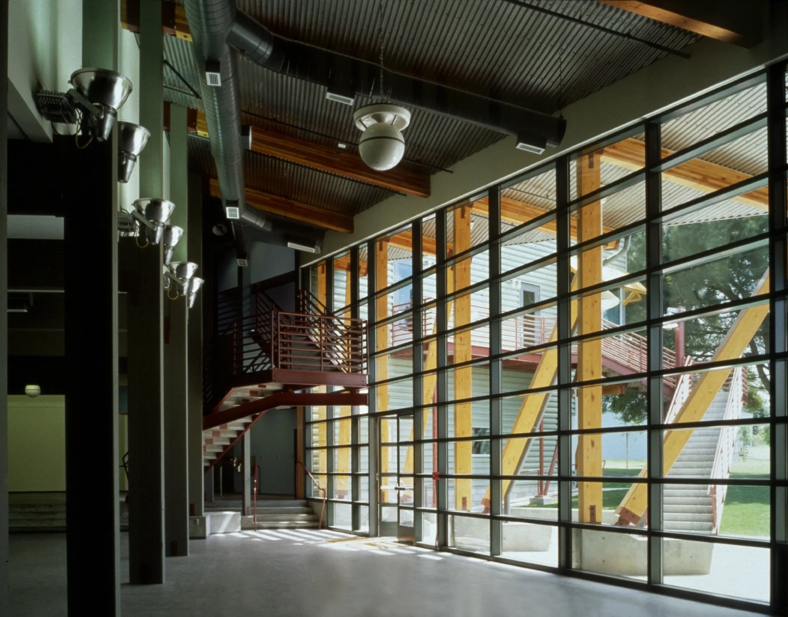 01 EVC_INT_01_MD_big window.jpg