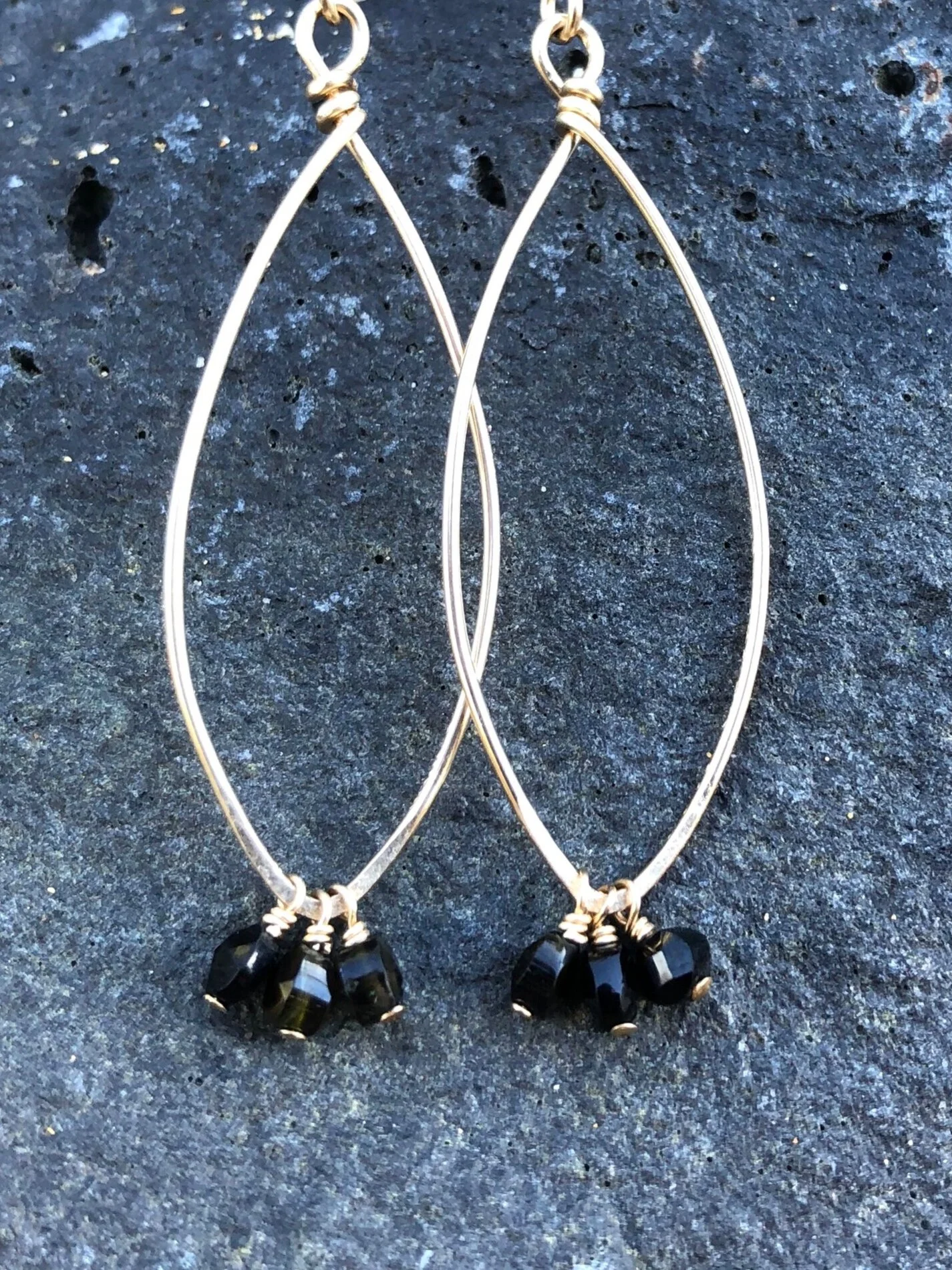 BLACK TOURMALINE DROPLETSCleanses the emotional body of negative thoughts, anxieties, anger or feelings of unworthiness.
