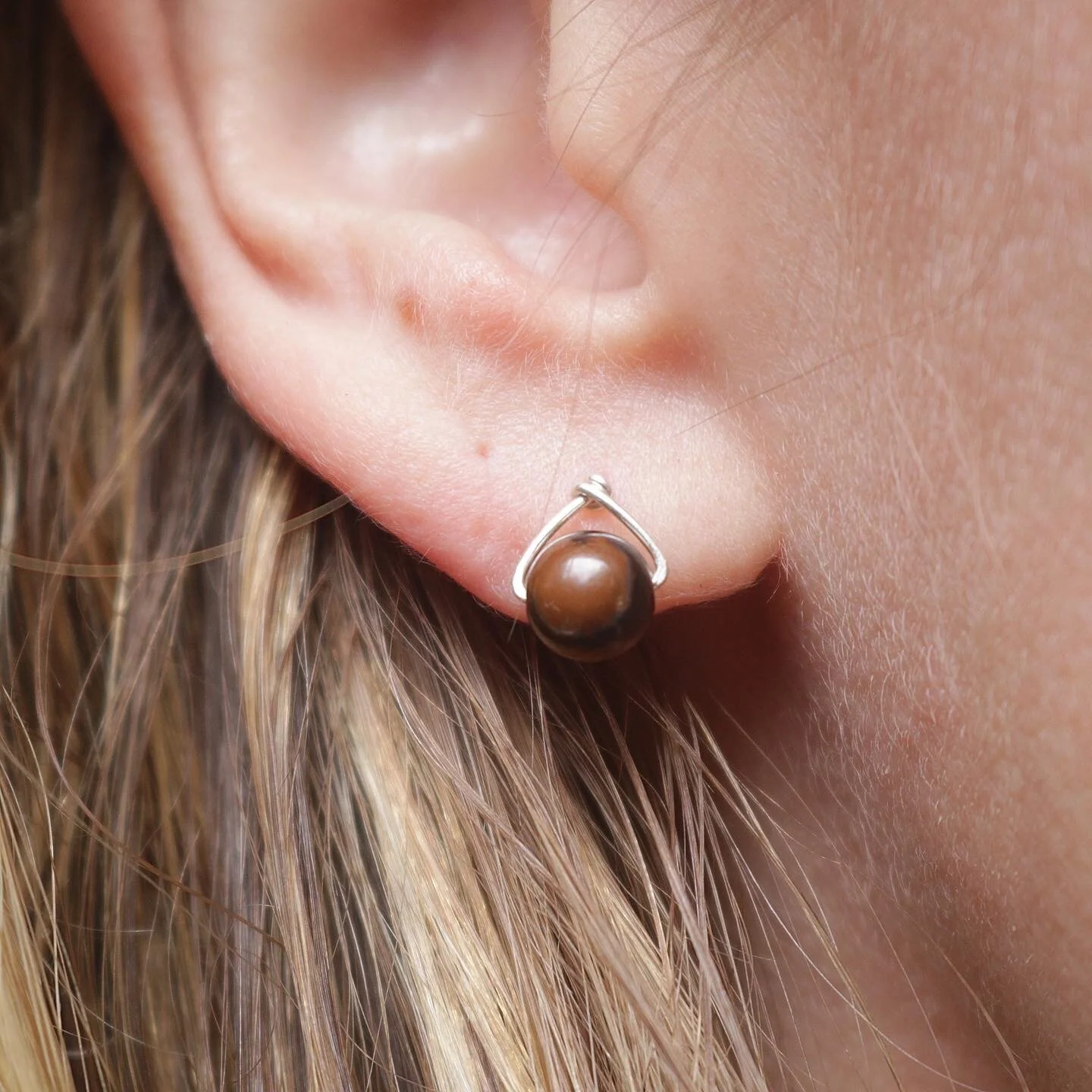 TIGERS EYE STUDSA stone of protection. It has the power to focus the mind, promoting mental clarity, assisting us to resolve problems objectively and unclouded by emotions. treats eyes, throat and reproductive organs, releases toxins, alleviates pain and is helpful in repairing broken bones and strengthening the alignment of the spinal column.L 0.6 mm x W 0.6 mm