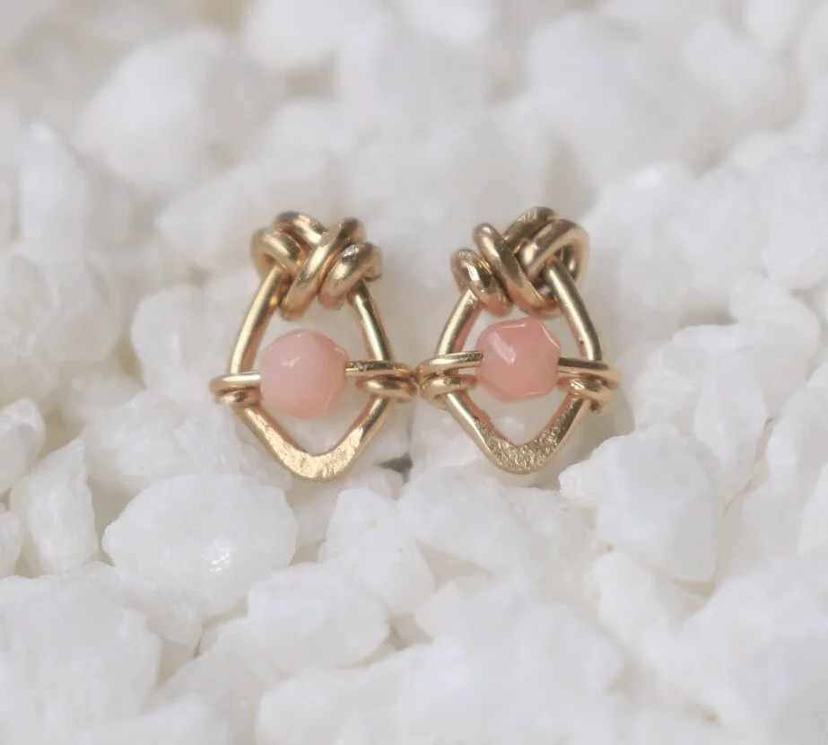 CORAL STUDS  Coral quiets the emotions and brings peace to the inner self. It enhances intuition, imagination and visualization. Physically, it supports the circulatory system and nurtures blood cells.L 8 mm x W 6 mm