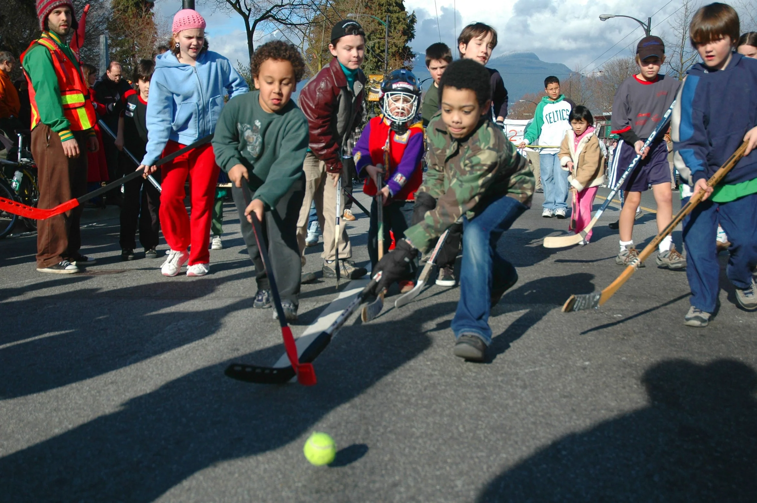 Children_playing_road_hockey_in_Vancouver.jpg