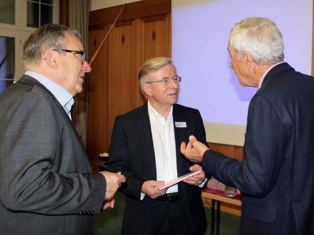 Dr. Max Becker (links), Christoph Schmid (Mitte) und Dr. Hans Peter Danuser von Platen (rechts) im Gespräch am CGZ Forum "Die Schweiz verkaufen"