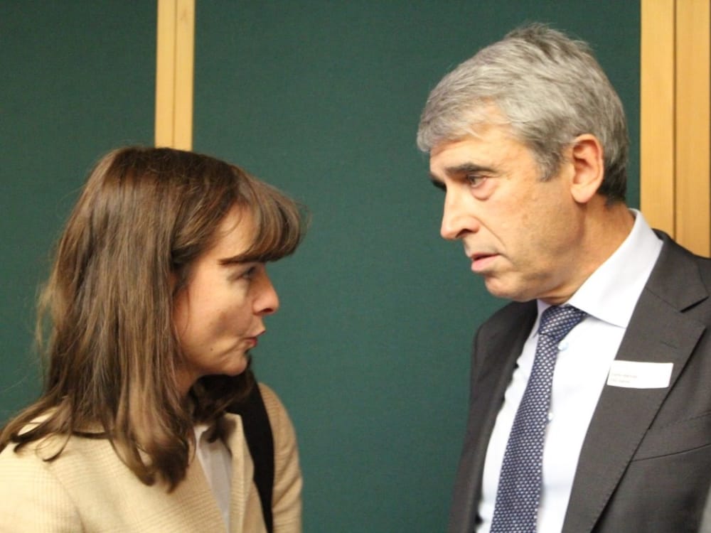 Margit Geiger (links) und Carlo Hächler (rechts) am CGZ Forum "Die Schweiz verkaufen"