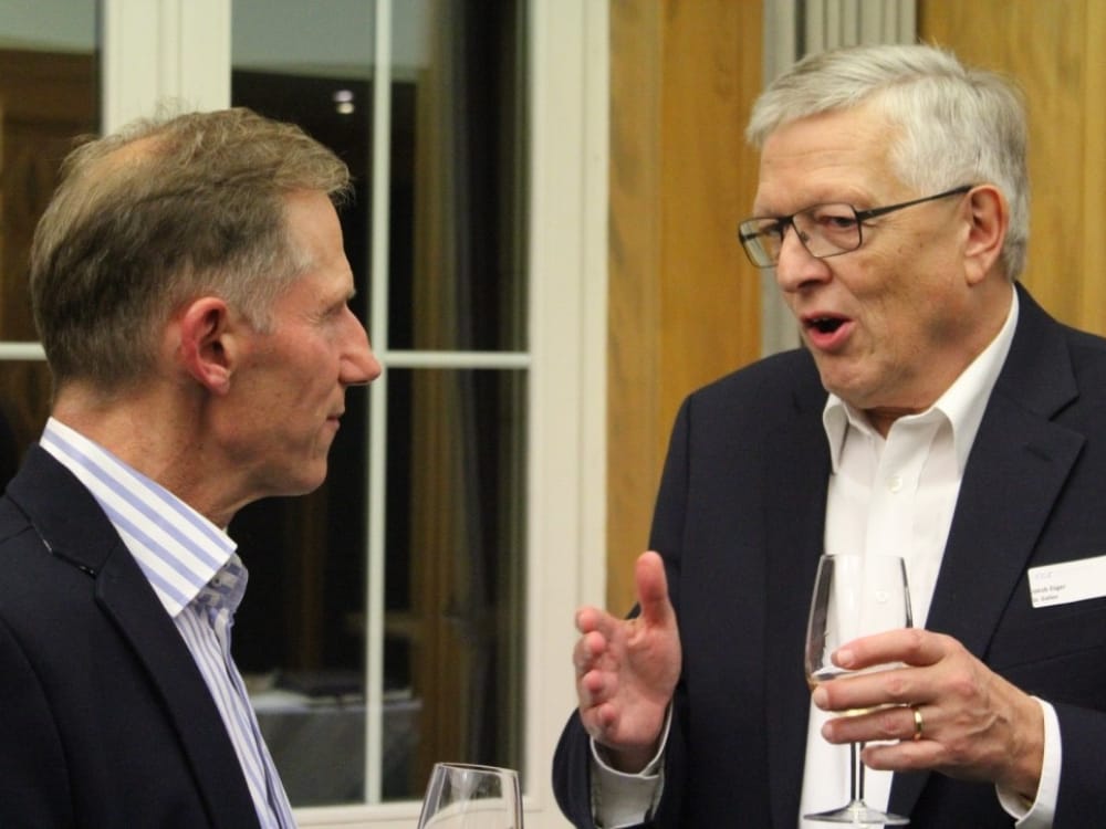 Vorname Nachname (links) und Jakob Züger (rechts) am CGZ Forum "Die Schweiz verkaufen"