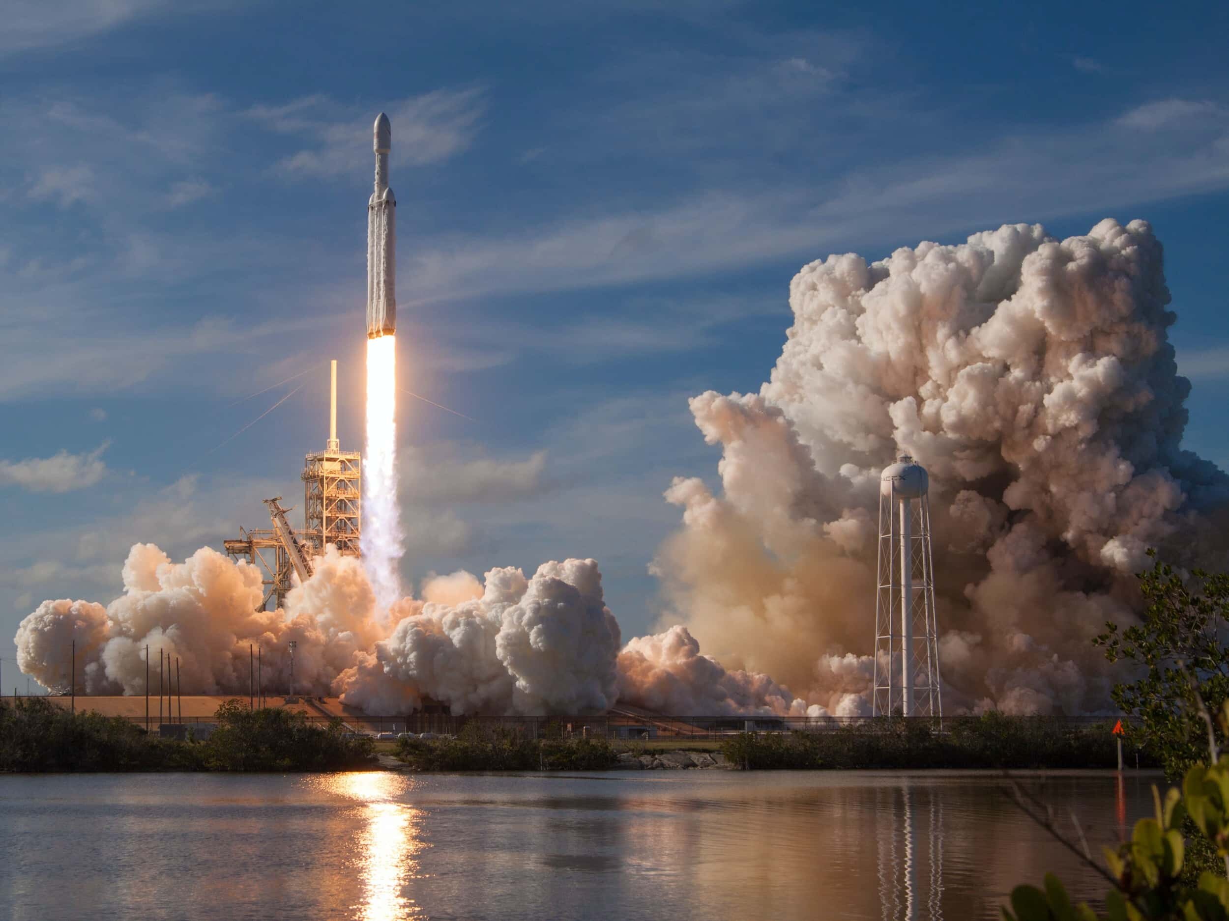 Start der SpaceX Falcon Heavy vom Kennedy Space Center