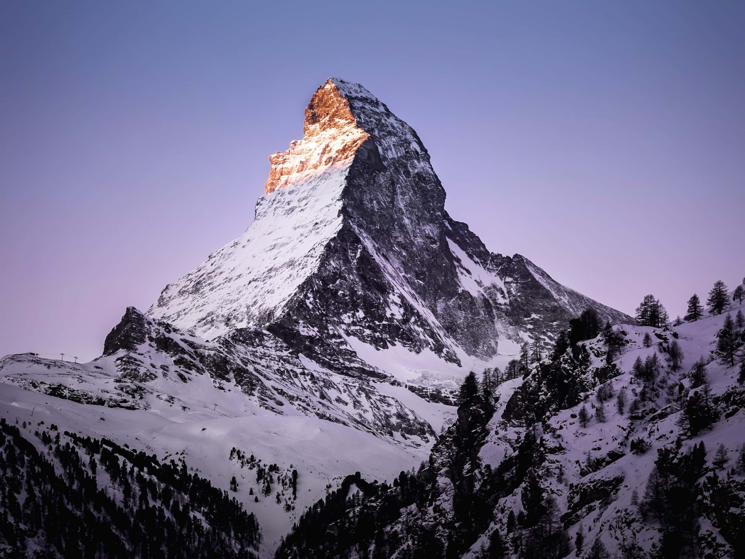 Matterhorn mit sonnenbeschienener Spitze am Morgen