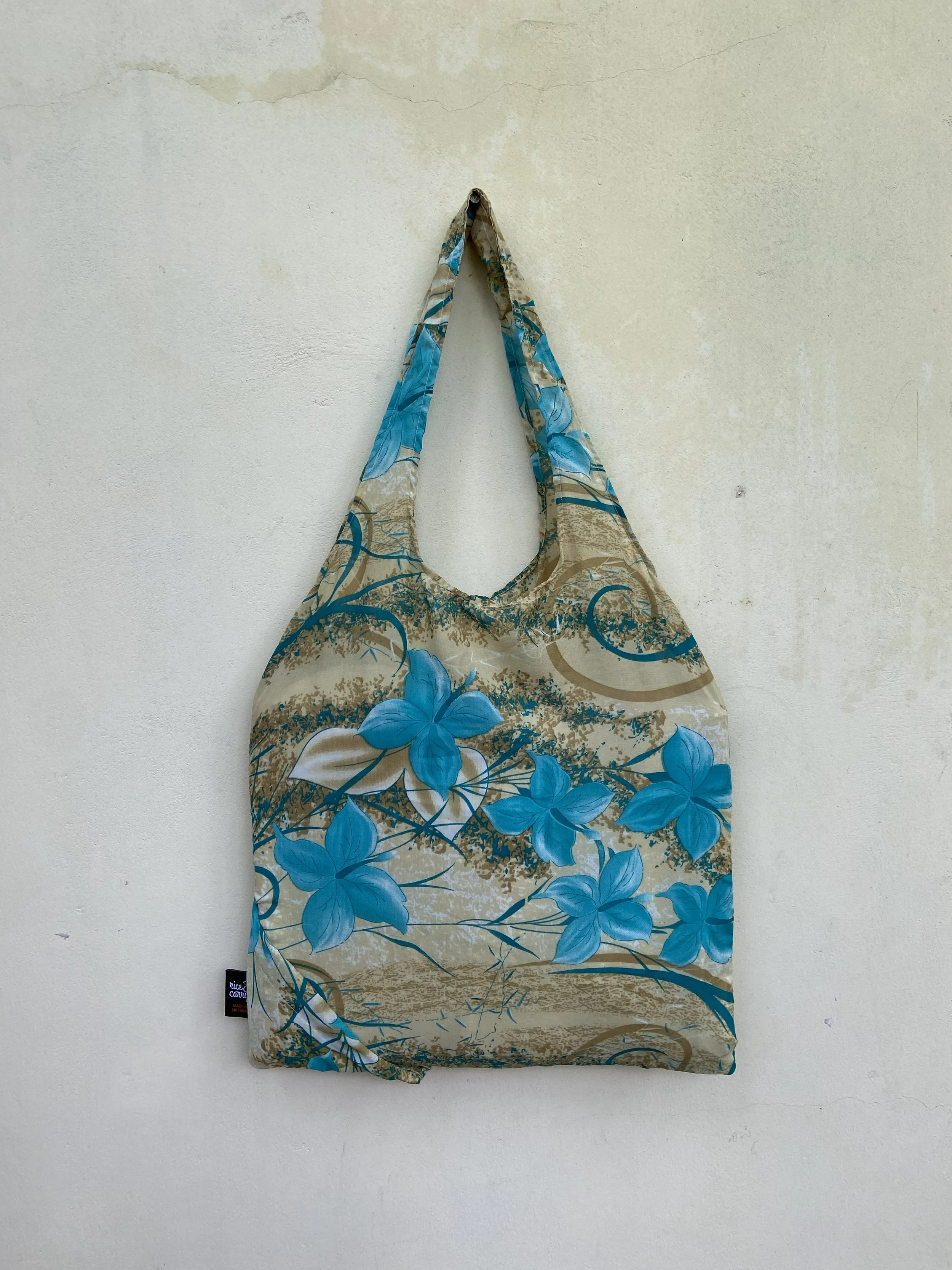 foldable beige with lightblue flowers.jpeg