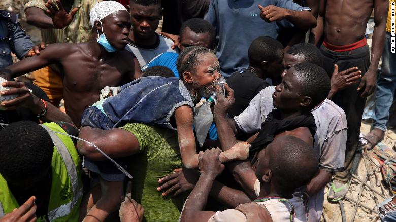 Building collapse in Nigerian city leaves schoolchildren trapped