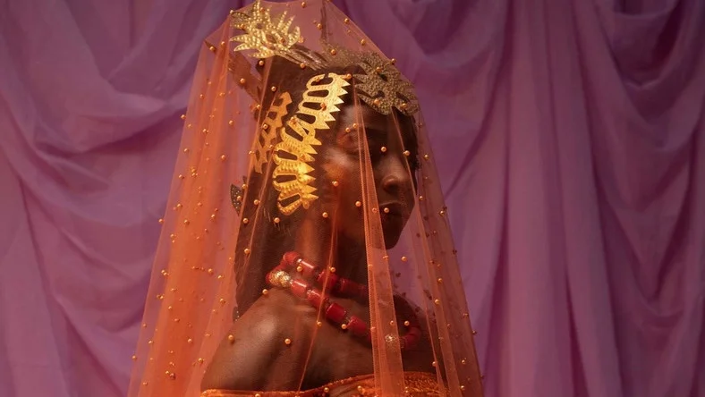 Nigerian photographer Lakin Ogunbanwo new series "e wá wo mi" featured in Vogue