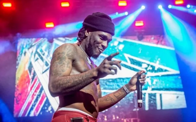 Attendees at a Lagos concert complain at Burna Boy's late arrival.